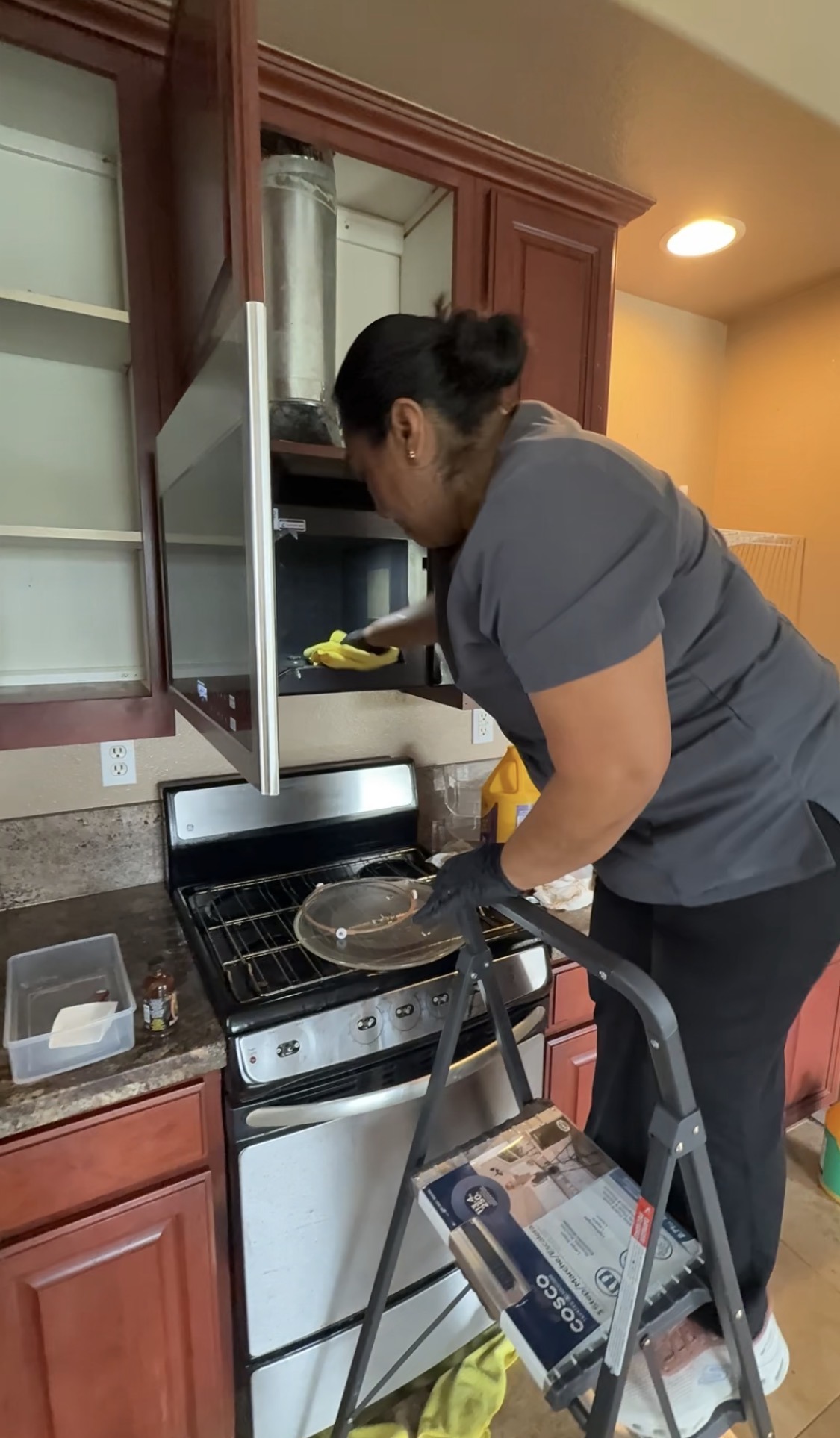 Move-out microwave cleaning service in Carlsbad by Cali Wave Cleaning